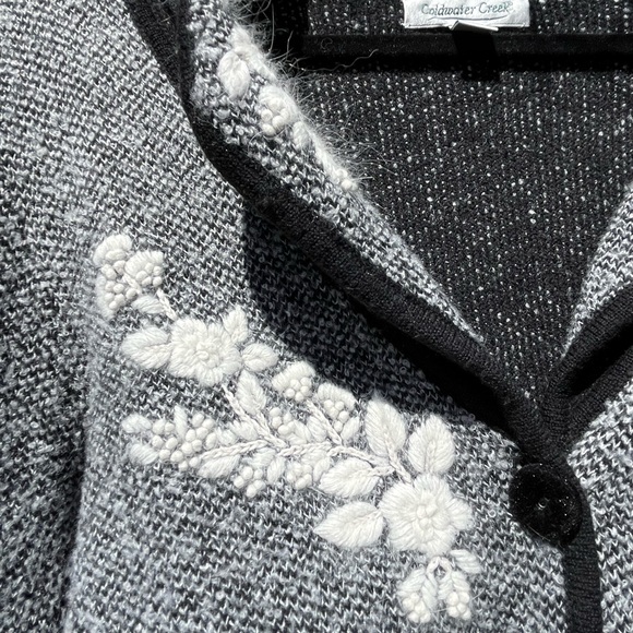 Sweater with embroidered detail - Picture 4 of 11